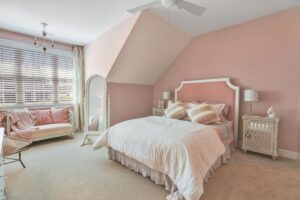 Harring pink bedroom